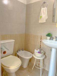 ein Bad mit einem WC und einem Waschbecken in der Unterkunft Casa Candiotti in Paraná