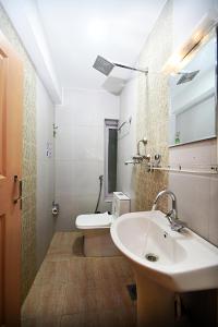 y baño con lavabo y aseo. en Hotel Odyssey Nepal, en Katmandú