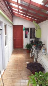 un garaje con una puerta roja y una bicicleta estacionada en Casa Dichato, en Dichato