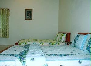 1 cama en una habitación con 2 camas individuales en Khách sạn Hương Sen Sa Dec, en Sa Ðéc