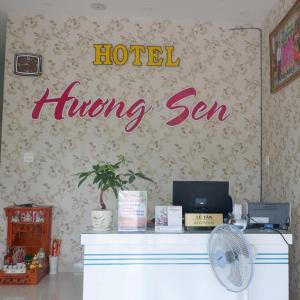 un hotel esperando un cartel en una pared con un ventilador en Khách sạn Hương Sen Sa Dec en Sa Ðéc