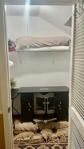 Foto dalla galleria di B3 A private room in Naperville downtown with desk and Wi-Fi near everything a Naperville
