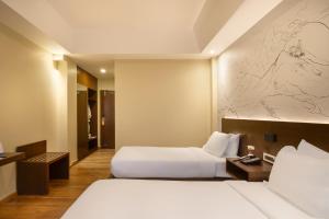 Letto o letti in una camera di Atisha Hotel
