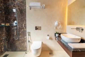 Koupelna v ubytování Atisha Hotel + 17 fotografií