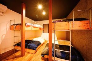 - une chambre avec 3 lits superposés dans une maison dans l'établissement D plus one doors, à Otaru