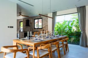 Restoran ili drugo mesto za obedovanje u objektu Breathtaking 4-Bedroom Villa near BangTao beach