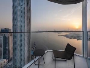 un balcone con tavolo e sedia su un edificio di Dubai careek Harbour a Dubai