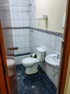 ein Bad mit einem WC und einem Waschbecken in der Unterkunft Amplio Departamento en 2do piso in Cajamarca