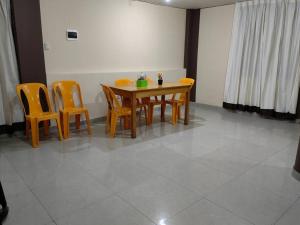 ein Esszimmer mit einem Tisch und 4 Stühlen in der Unterkunft Amplio Departamento en 2do piso in Cajamarca