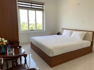 Un dormitorio con una cama grande y una ventana en Yên Tử Boutique Hotel, 
