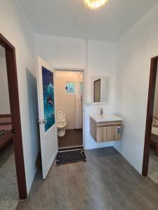 La salle de bains est pourvue de toilettes et d'un lavabo. dans l'établissement Vijit Bungalow, à Ko Phayam
