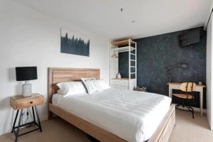 Tempat tidur dalam kamar di BestView St Kilda Spectacular Sunset Hideaway - boutique self-contained luxury apartment