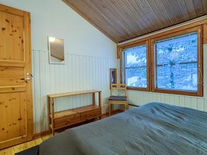 a bedroom with a bed and a window at Spacious 2BD and Balcony apartment by the lake, free wifi in Ruka