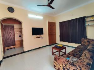 Khu vực ghế ngồi tại luxury home in Vadavalli
