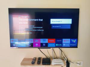 TV i/ili multimedijalni sistem u objektu luxury home in Vadavalli