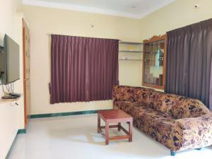 Ein Sitzbereich in der Unterkunft luxury home in Vadavalli
