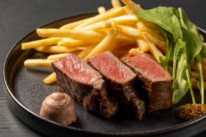 Makanan di atau berdekatan hotel
