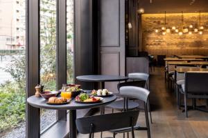 Makanan di atau berdekatan hotel