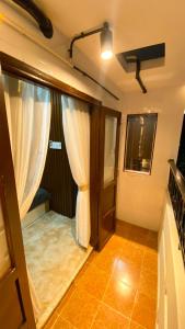 a room with a window and a curtain at SKY Homestay in Ấp Ðại Tài (2)