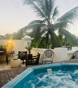 una piscina en un patio con una palmera en Peppers Beach Club Penthouse en Palm Cove