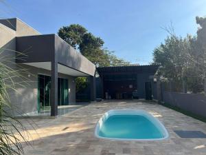 - une piscine dans la cour d'une maison dans l'établissement RHsolart, à Lagoa Santa