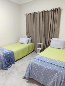 ラゴア・サンタにあるRHsolartのベッド2台とカーテンが備わる客室です。