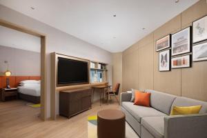 Home2 Suites By Hilton Hotel Guangzhou Baiyun International Airport Branch - Free Shuttle Bus to Guangzhou Baiyun International Airport & Free Deliver Service to Canton Fair Complex During Canton Fair Periodにあるテレビまたはエンターテインメントセンター