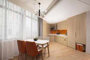 Home2 Suites By Hilton Hotel Guangzhou Baiyun International Airport Branch - Free Shuttle Bus to Guangzhou Baiyun International Airport & Free Deliver Service to Canton Fair Complex During Canton Fair Periodにあるキッチンまたは簡易キッチン