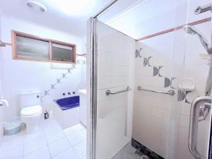 Brilliant Modern Flat @Mount Waverley *Smart TV tesisinde bir banyo