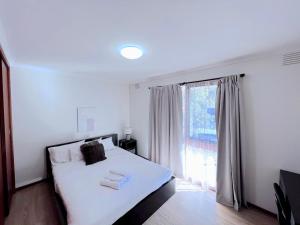 Brilliant Modern Flat @Mount Waverley *Smart TV tesisinde bir odada yatak veya yataklar