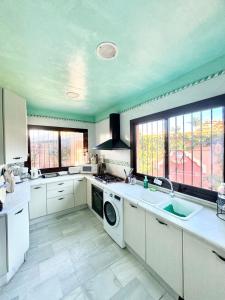 a kitchen with a sink and a washing machine at Villa Rural junto a la playa - SUN & RELAX in Marbella