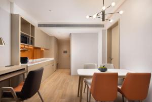 Home2 Suites By Hilton Hotel Guangzhou Baiyun International Airport Branch - Free Shuttle Bus to Guangzhou Baiyun International Airport & Free Deliver Service to Canton Fair Complex During Canton Fair Periodにあるキッチンまたは簡易キッチン