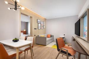 Home2 Suites By Hilton Hotel Guangzhou Baiyun International Airport Branch - Free Shuttle Bus to Guangzhou Baiyun International Airport & Free Deliver Service to Canton Fair Complex During Canton Fair Periodにあるシーティングエリア