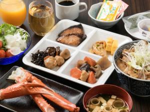 札幌市にあるアパホテル〈TKP札幌駅前〉の食べ物のトレイが並ぶテーブル
