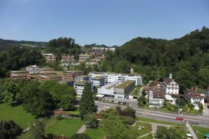 eine Luftansicht einer Stadt mit Gebäuden und Bäumen in der Unterkunft Richemont Hotel in Luzern