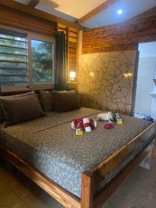 ein großes Bett in einem Zimmer mit einigen Taschen darauf in der Unterkunft TETOAMAUI in Fare