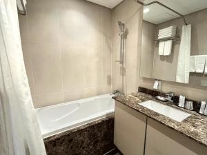首爾的住宿－Mohenic Hotel Seoul Myeongdong，带浴缸和盥洗盆的浴室