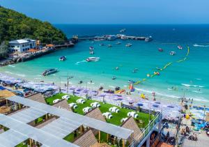 una playa con sombrillas y gente en el agua en Tawaen Caza Sky Camping, en Koh Larn 55 fotos más