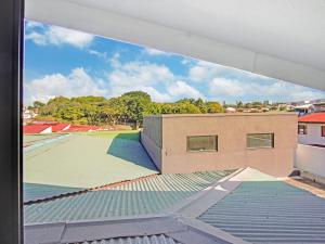 Blick auf einen Tennisplatz vom Dach eines Gebäudes in der Unterkunft Apartamento Bellavista en San Jose in San José
