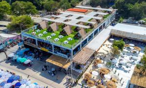 una vista aérea de un edificio con techo verde en Tawaen Caza Sky Camping, en Koh Larn
