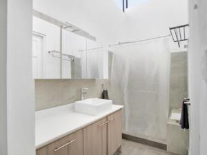 a white bathroom with a sink and a shower at Apartamento Bellavista en San Jose in San José
