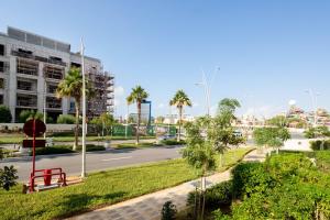 Blick auf eine Straße mit Palmen und ein Gebäude in der Unterkunft Frank Porter - Ansam Building 1 - Yas Island in Abu Dhabi
