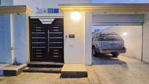 un'auto parcheggiata in un garage con un'auto parcheggiata in esso di ستوديو دور ارضي كامل بمطبخ وحوش وكراج خاص. a Al Hofuf