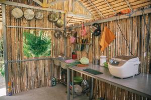 Ben Tre的住宿－Homestay Bến Tre，木墙内带水槽的厨房