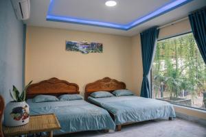 Ben Tre的住宿－Homestay Bến Tre，一间卧室设有两张单人床和一个窗户。