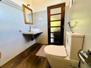 A bathroom at Tropical Plant Villa - Tangalle