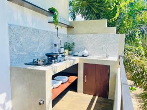 - une cuisine avec un évier et un comptoir dans l'établissement Tropical Plant Villa - Tangalle, à Tangalle