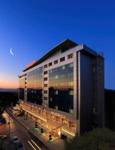 um edifício com muitas janelas e uma rua em Latanya Hotel Ankara em Ancara