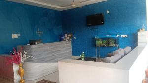 Area lobi atau resepsionis di OYO 82114 Dwaraka Inn