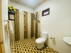 A bathroom at Priyavimana resort